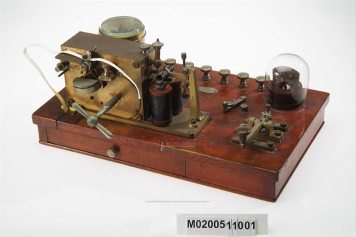 摩斯電碼波紋收發報機，31x51x22cm，1960年。