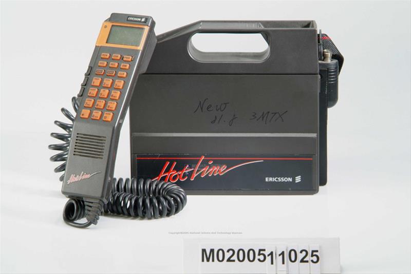 AMPS行動電話，1件。26*6*39（長*寬*高∕公分）。1989年