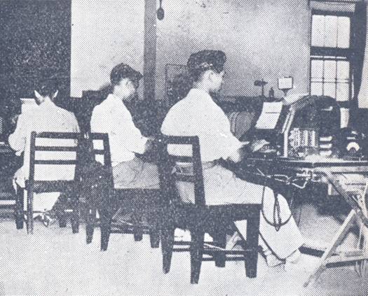 1950年台北電信局使用電傳打字機收發電報的情景
