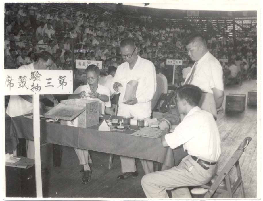1950年代台北市電話裝機抽籤之盛況；地點在當時的三軍球場（周志剛提供）